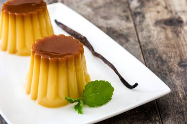 Krem karamel. Ahşap masa üzerinde yumurta puding