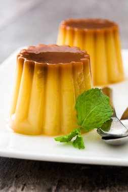 Krem karamel. Ahşap masa üzerinde yumurta puding