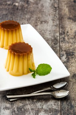 Krem karamel. Ahşap masa üzerinde yumurta puding