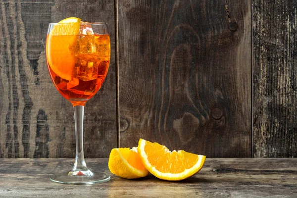 Cocktail spritz Aperol en verre sur table en bois — Photo