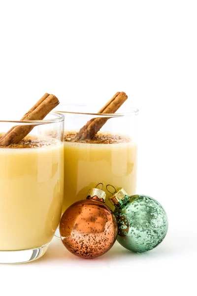 Hausgemachte Eierlikör mit Zimt isoliert auf weißem Hintergrund. typisches Weihnachtsdessert. — Stockfoto