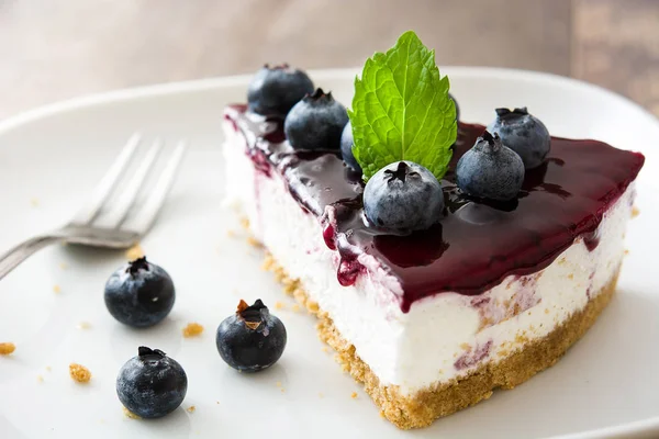 Pedazo de tarta de queso arándano en la mesa de madera —  Fotos de Stock