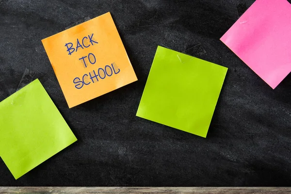 Bunte Sticknoten auf Tafel-Hintergrund. Kopierraum. — Stockfoto