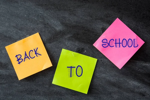 Bunte Sticknoten auf Tafel-Hintergrund. Kopierraum. — Stockfoto