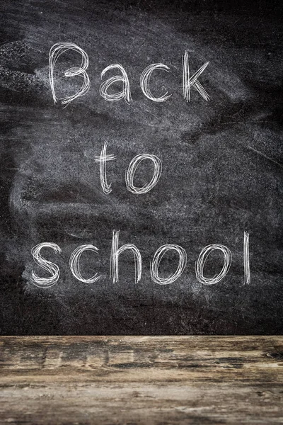 Pizarra fondo maqueta con el mensaje "De vuelta a la escuela". Espacio de copia . — Foto de Stock