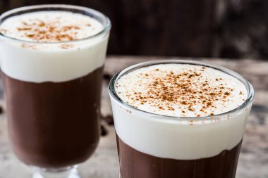 İrlandalı kahve cam ahşap tablo