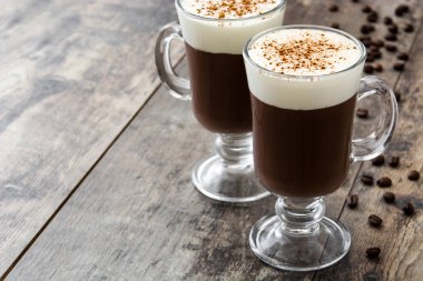 İrlandalı kahve cam ahşap tablo