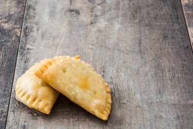 Tipik İspanyol empanadas ahşap tablo