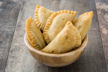 Tipik İspanyol empanadas kase ahşap tablo