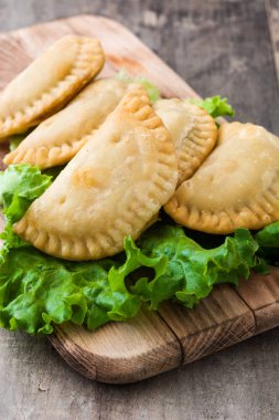 Tipik İspanyol empanadas ahşap tablo