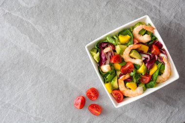 Mango ve avokado gri taş karides salatası