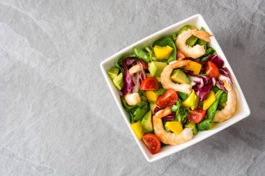 Mango ve avokado gri taş karides salatası