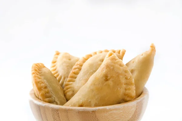 Típicas empanadas españolas en tazón aislado sobre fondo blanco — Foto de Stock