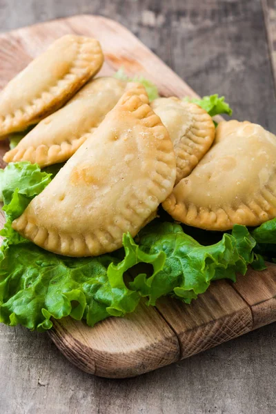 Типовий іспанський empanadas на дерев'яні таблиці — стокове фото