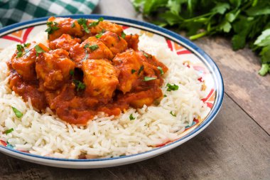 Tavuk tikka masala basmati pirinç ahşap tablo