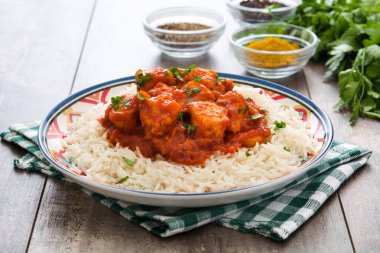 Tavuk tikka masala basmati pirinç ahşap tablo