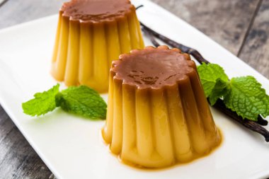 Krem karamel. Ahşap masa üzerinde yumurta puding