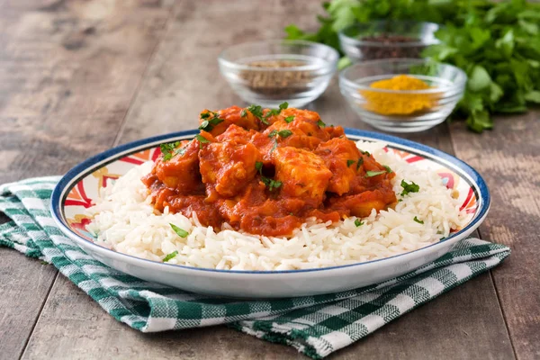 Tavuk tikka masala basmati pirinç ahşap tablo