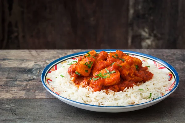 Tavuk tikka masala basmati pirinç ahşap tablo