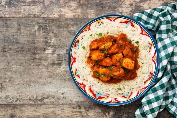 Tavuk tikka masala basmati pirinç ahşap tablo