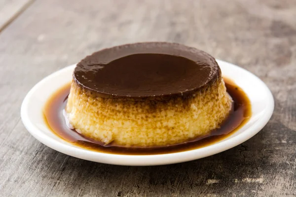 Crème caramel. Pouding aux œufs sur table en bois — Photo