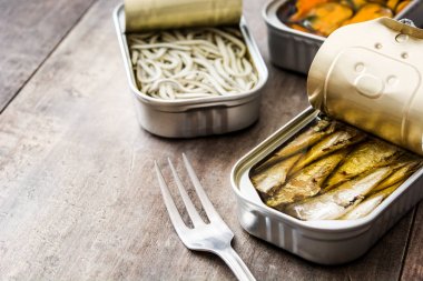 Ahşap masa üzerinde korur bidon