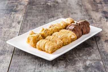 Tahta masadaki Türk tatlı baklavası