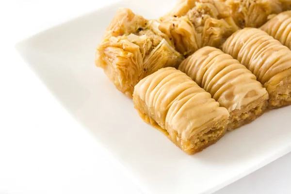 Türkisches Dessert Baklava isoliert auf weißem Hintergrund — Stockfoto
