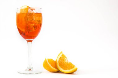 Aperol spritz kokteyl cam beyaz arka plan üzerinde izole