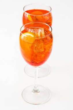 Aperol spritz kokteyl cam beyaz arka plan üzerinde izole