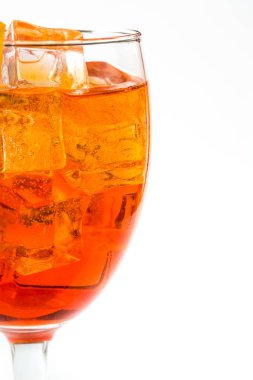 Aperol spritz kokteyl cam beyaz arka plan üzerinde izole