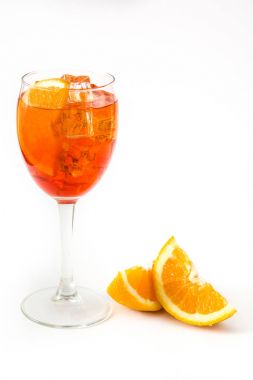 Aperol spritz kokteyl cam beyaz arka plan üzerinde izole