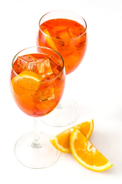 Коктейль Aperol spritz в склі ізольований на білому тлі — стокове фото