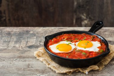Meksika Kahvaltı: Huevos rancheros demir tavada ahşap tablo
