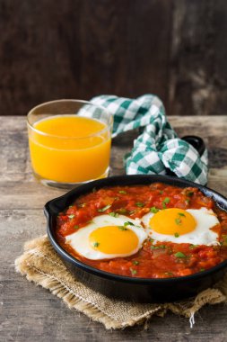 Meksika Kahvaltı: Huevos rancheros demir tavada ahşap tablo