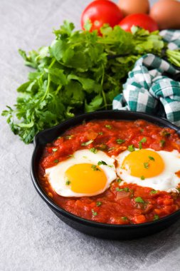 Meksika Kahvaltı: Huevos rancheros demir tavada gri taş