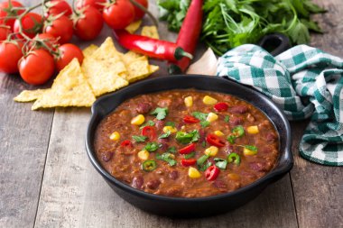 Geleneksel Meksika tex mex chili con carne ahşap masa üzerinde bir tavada