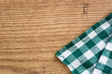 Ahşap ve Damalı masa örtüsü. Boşaltmak.