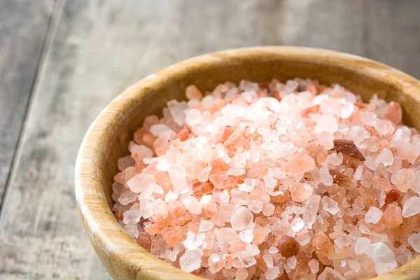 Himálajská sůl v misce na dřevěný stůl — Stock fotografie