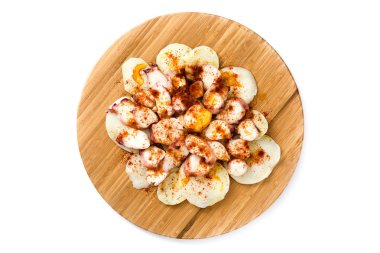 Pulpo a la gallega. Beyaz arka plan üzerinde izole Galiçyaca ahtapot. Tipik İspanyol yemeği