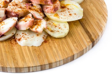 Pulpo a la gallega. Beyaz arka plan üzerinde izole Galiçyaca ahtapot. Tipik İspanyol yemeği