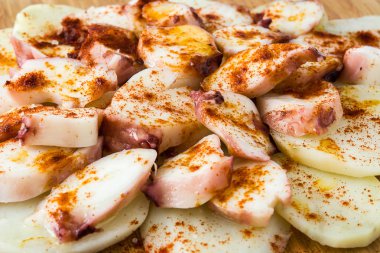 Pulpo a la gallega. Beyaz arka plan üzerinde izole Galiçyaca ahtapot. Tipik İspanyol yemeği