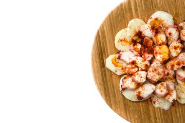 Pulpo a la gallega. Beyaz arka plan üzerinde izole Galiçyaca ahtapot. Tipik İspanyol yemeği