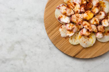 Pulpo a la gallega. Galiçyaca ahtapot beyaz mermer üzerinde. Tipik İspanyol yemeği