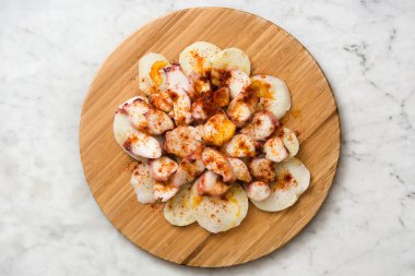 Pulpo a la gallega. Galiçyaca ahtapot beyaz mermer üzerinde. Tipik İspanyol yemeği