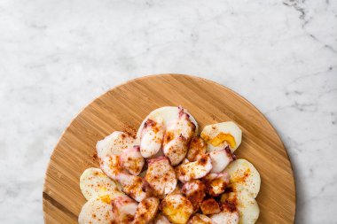 Pulpo a la gallega. Galiçyaca ahtapot beyaz mermer üzerinde. Tipik İspanyol yemeği