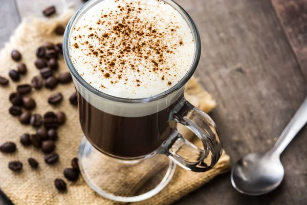 Ierse koffie in glas op houten tafel — Stockfoto