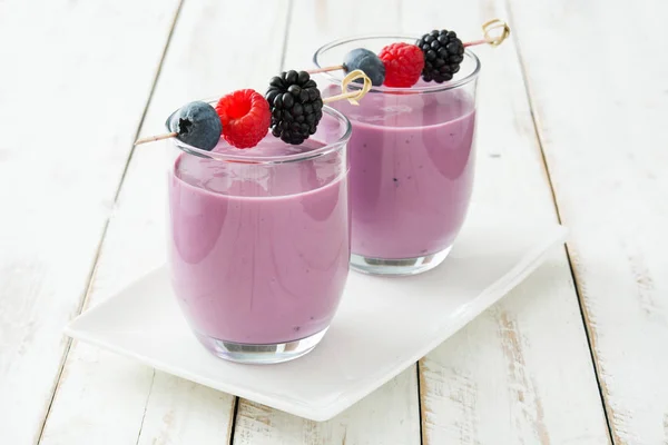 Smoothie de baga saudável em vidro em mesa de madeira branca — Fotografia de Stock