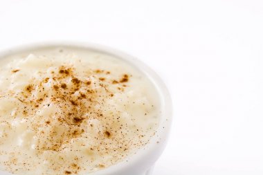 Arroz con leche gör. Sütlaç beyaz arka plan üzerinde izole tarçın ile