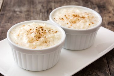 Arroz con leche gör. Sütlaç ahşap zemin üzerine tarçın ile